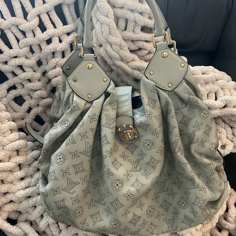 Louis Vuitton XXL Grey Hobo Mahina Leather in Good Condition